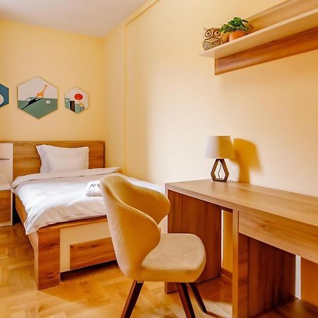 Airstar Hotel Surčin Buitenkant foto