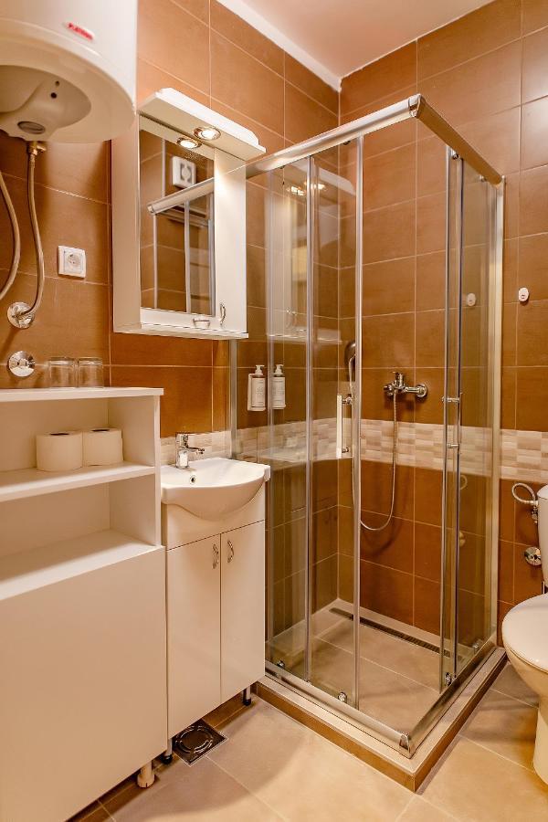 Airstar Hotel Surčin Buitenkant foto