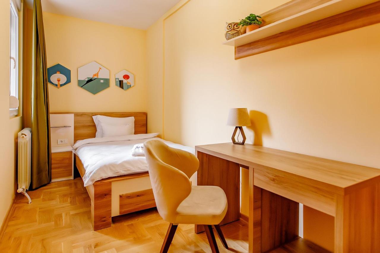 Airstar Hotel Surčin Buitenkant foto