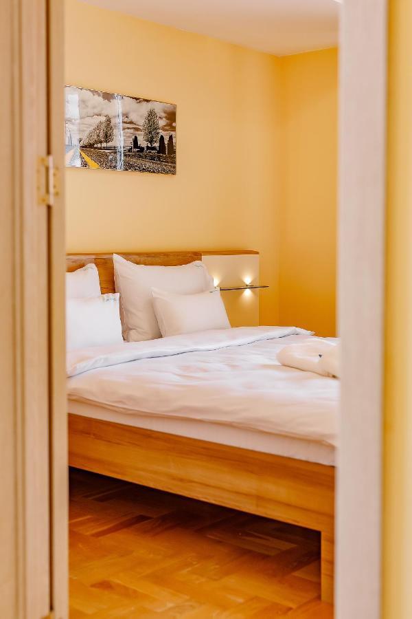 Airstar Hotel Surčin Buitenkant foto
