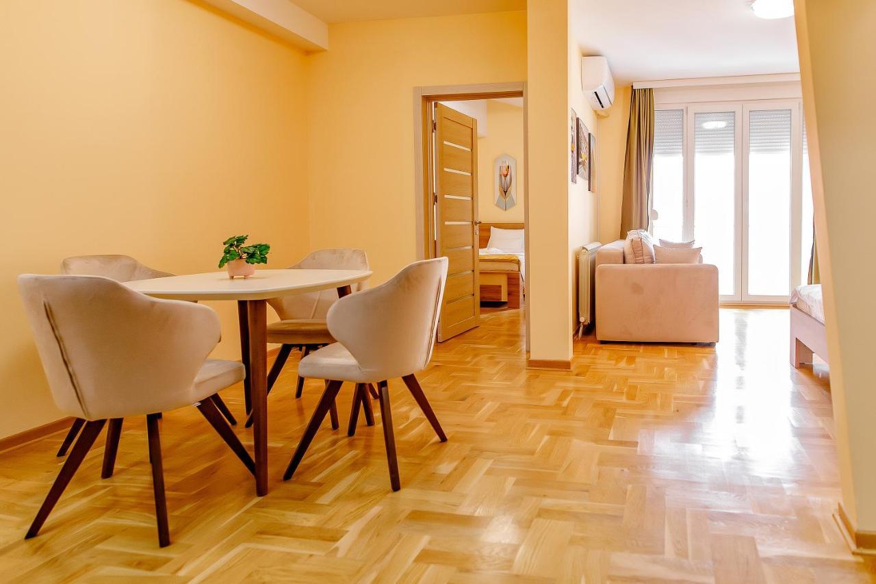 Airstar Hotel Surčin Buitenkant foto