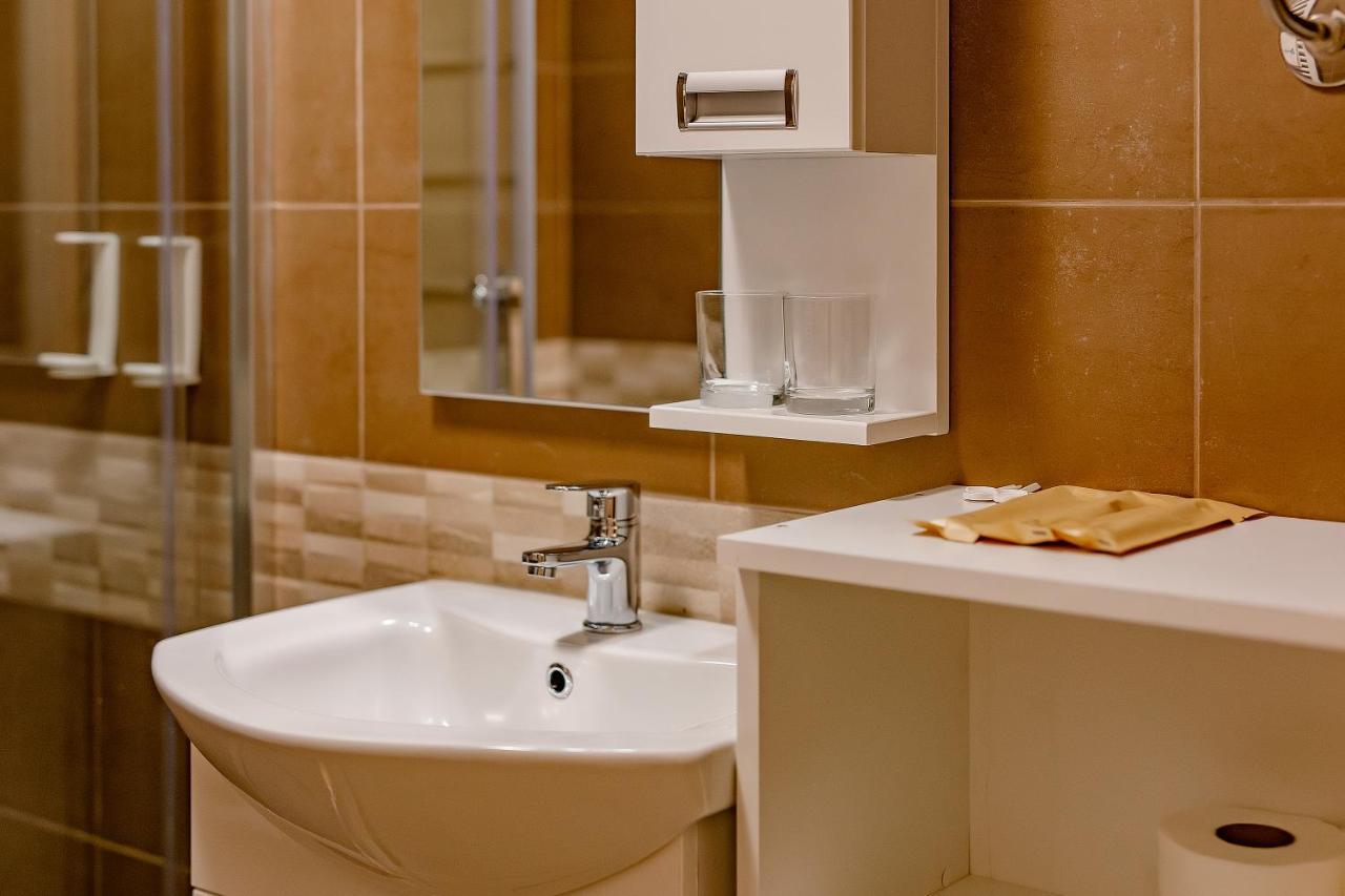 Airstar Hotel Surčin Buitenkant foto