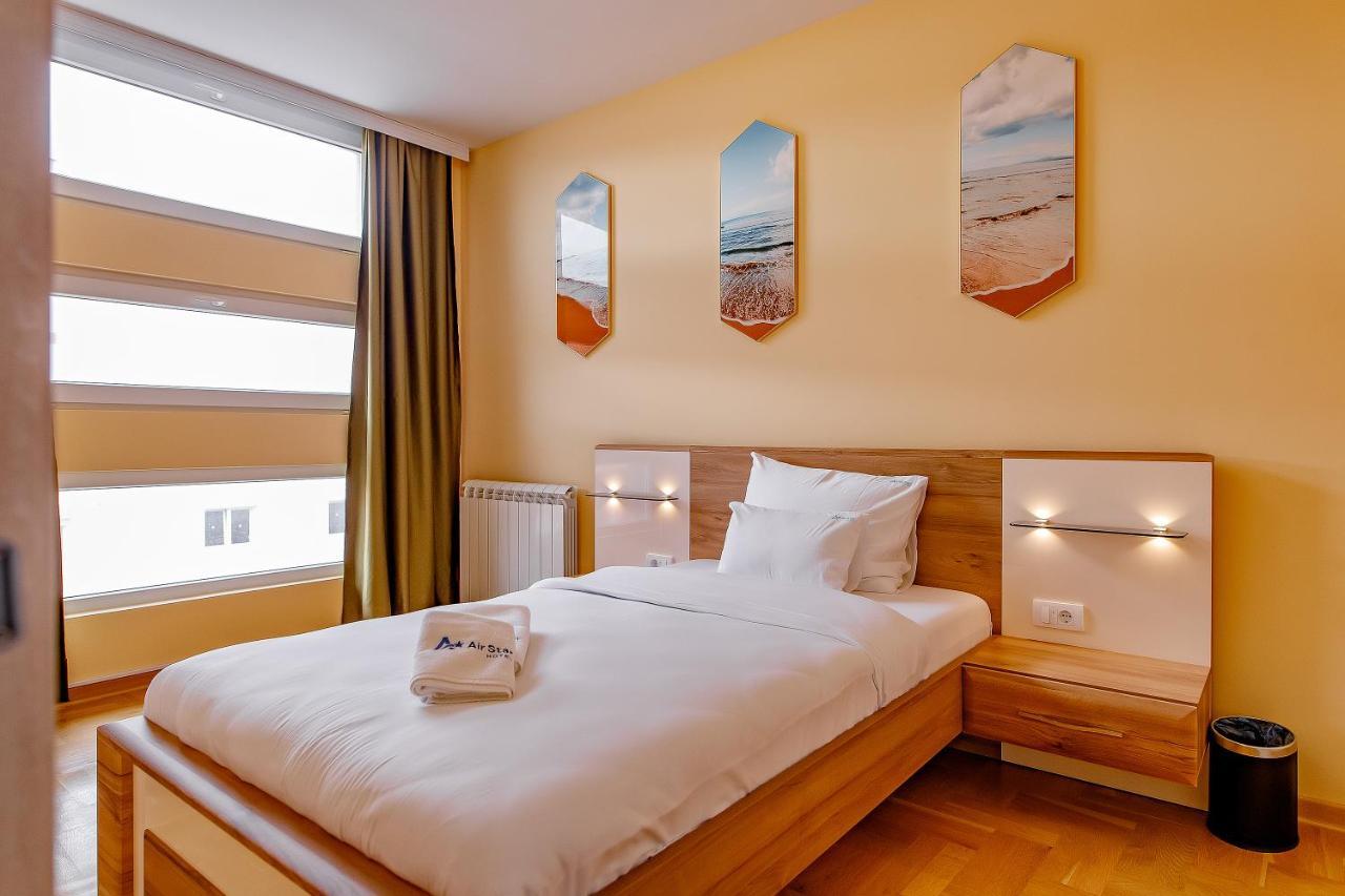 Airstar Hotel Surčin Buitenkant foto