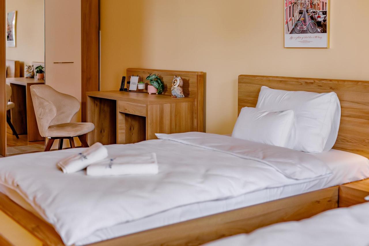 Airstar Hotel Surčin Buitenkant foto