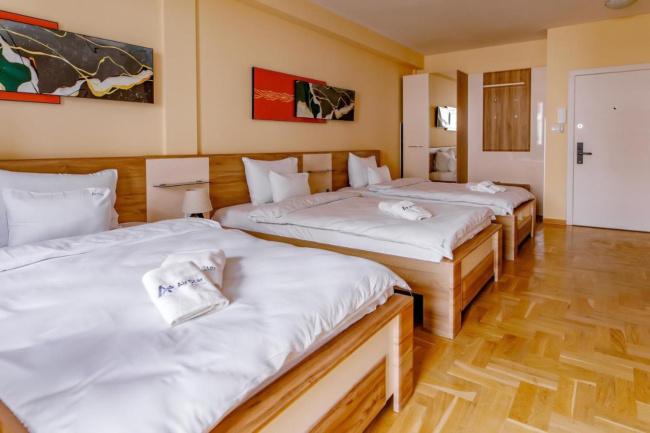 Airstar Hotel Surčin Buitenkant foto