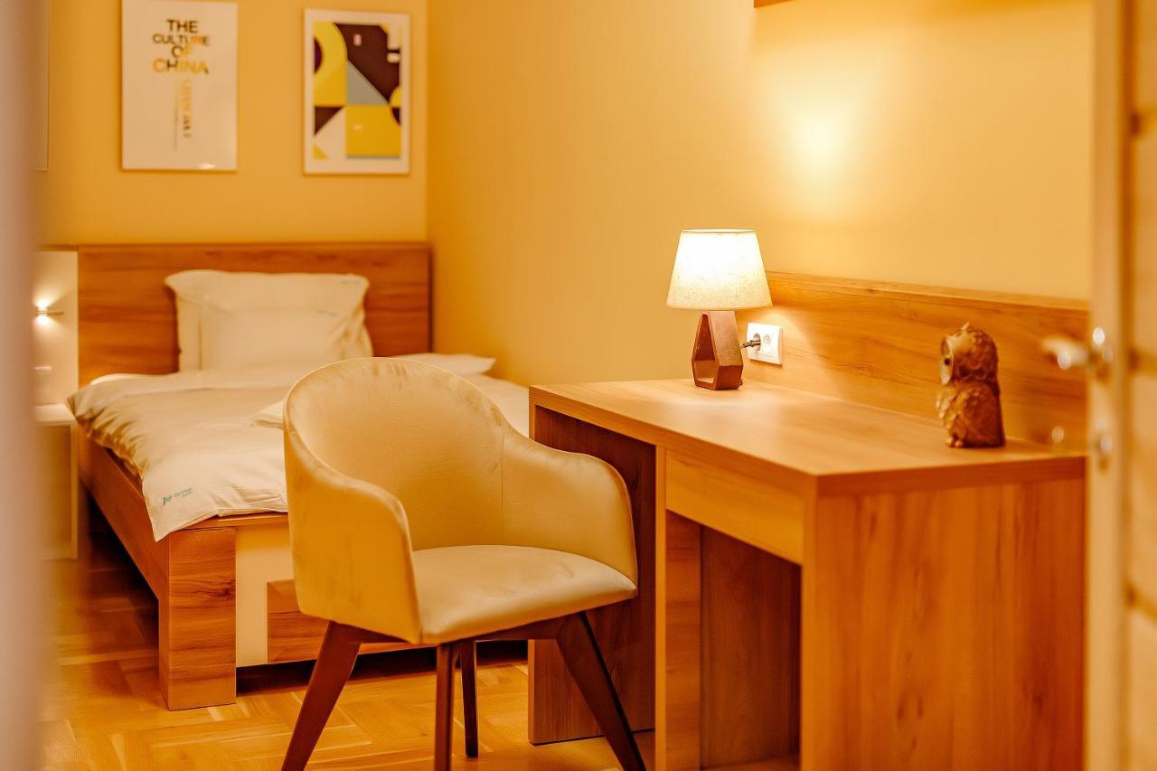 Airstar Hotel Surčin Buitenkant foto