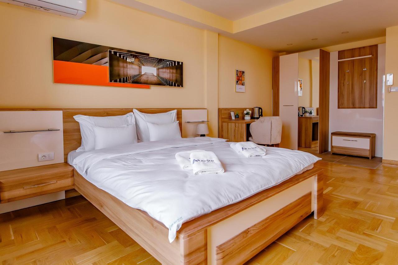 Airstar Hotel Surčin Buitenkant foto