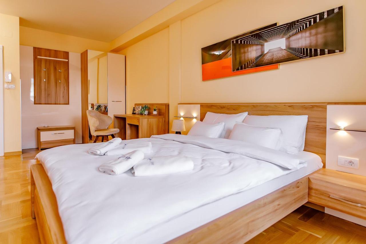 Airstar Hotel Surčin Buitenkant foto