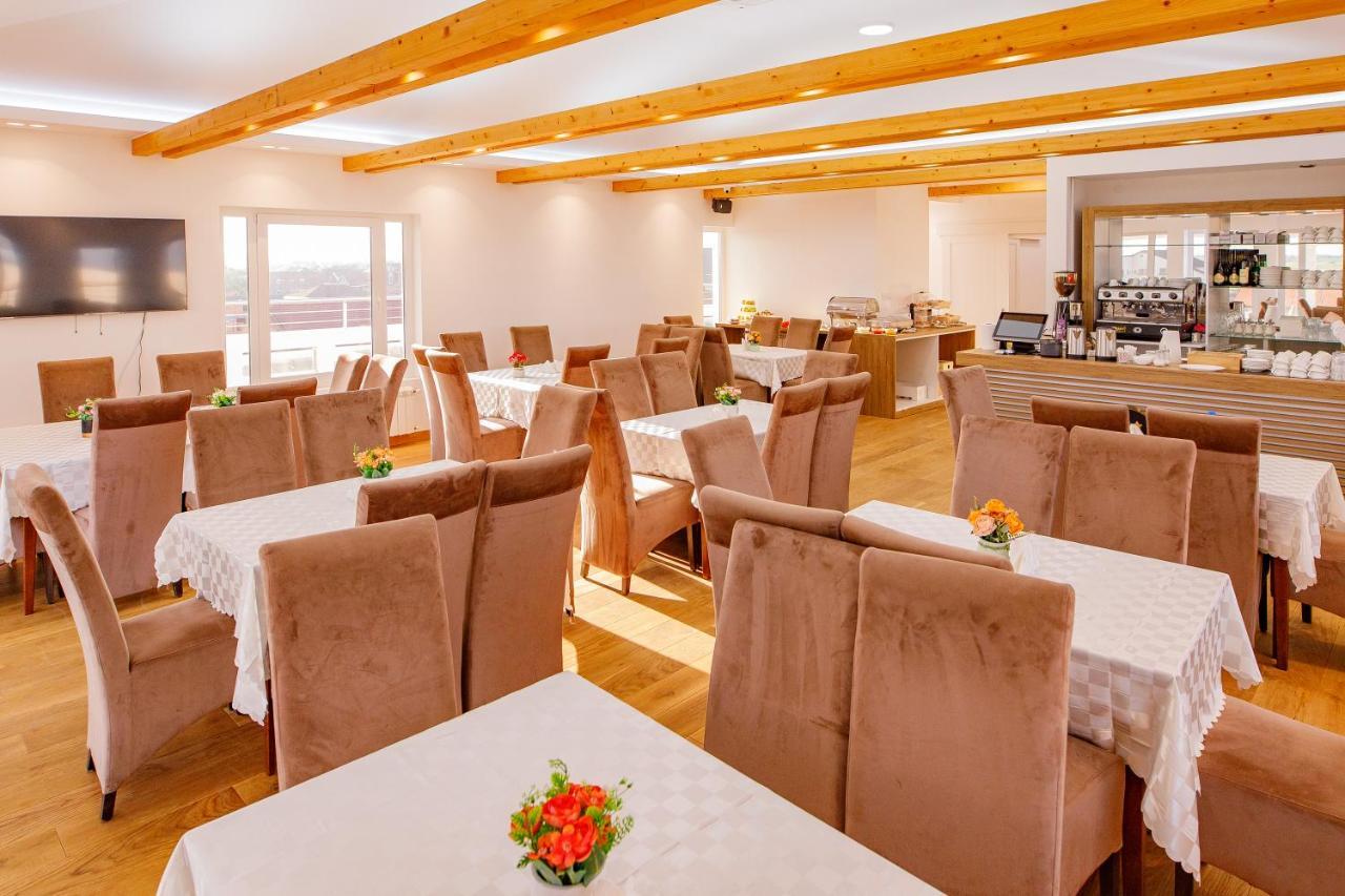 Airstar Hotel Surčin Buitenkant foto